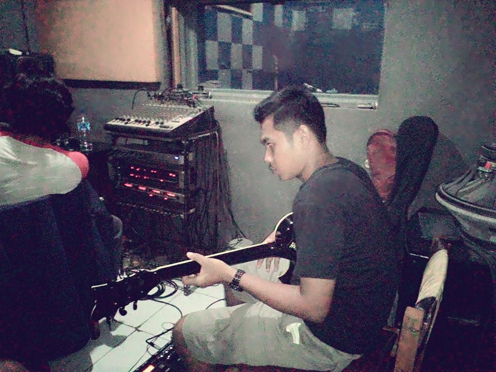 RG_Official86's tweet photo. Alhamdulillah kelar juga rekaman lagu kedua sisa nunggu cleaning dan mixing aja dan siap untuk disebarin
#RGOfficial https://t.co/kq4LkPILCi