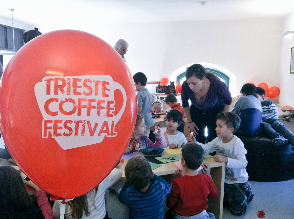 TSCOFFEECLUSTER's tweet photo. A #Trieste i bambini scoprono i segreti del #caffè giocando! Dove? A #TriesteCoffeeFestival grazie a #GruppoImmagine https://t.co/eINdI83Sie