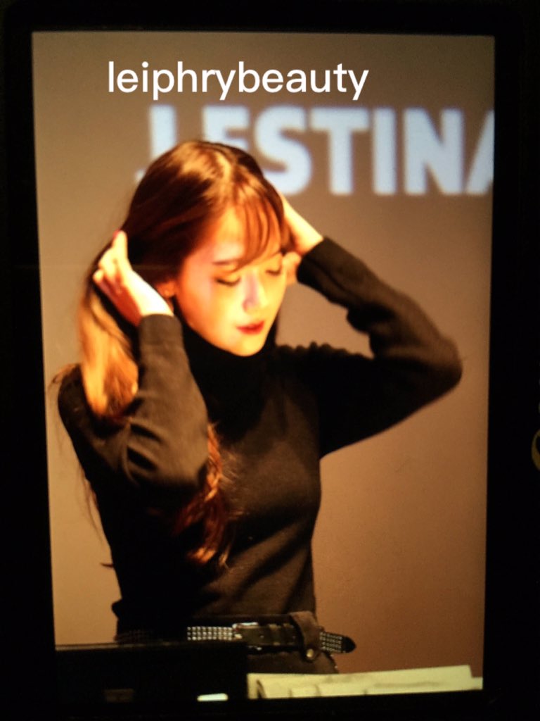 [PIC][07-11-2015]Jessica tham dự buổi Fansign cho dòng mỹ phẩm "J.ESTINA RED" tại "Myeongdong Lotte Cinema" vào chiều nay - Page 2 CTNnMs7UwAA-Wg7