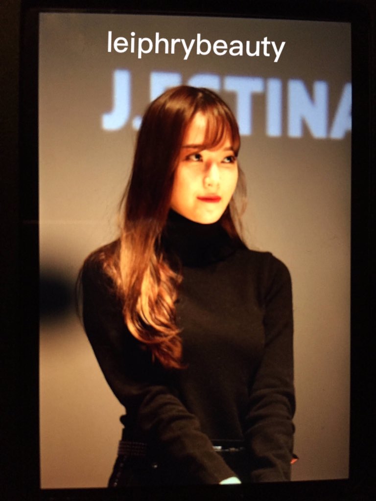 [PIC][07-11-2015]Jessica tham dự buổi Fansign cho dòng mỹ phẩm "J.ESTINA RED" tại "Myeongdong Lotte Cinema" vào chiều nay CTNnMspU8AAeyAn