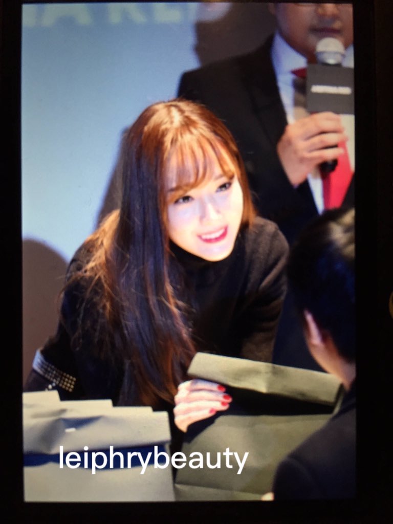 [PIC][07-11-2015]Jessica tham dự buổi Fansign cho dòng mỹ phẩm "J.ESTINA RED" tại "Myeongdong Lotte Cinema" vào chiều nay - Page 2 CTNnMszUwAA-nWI