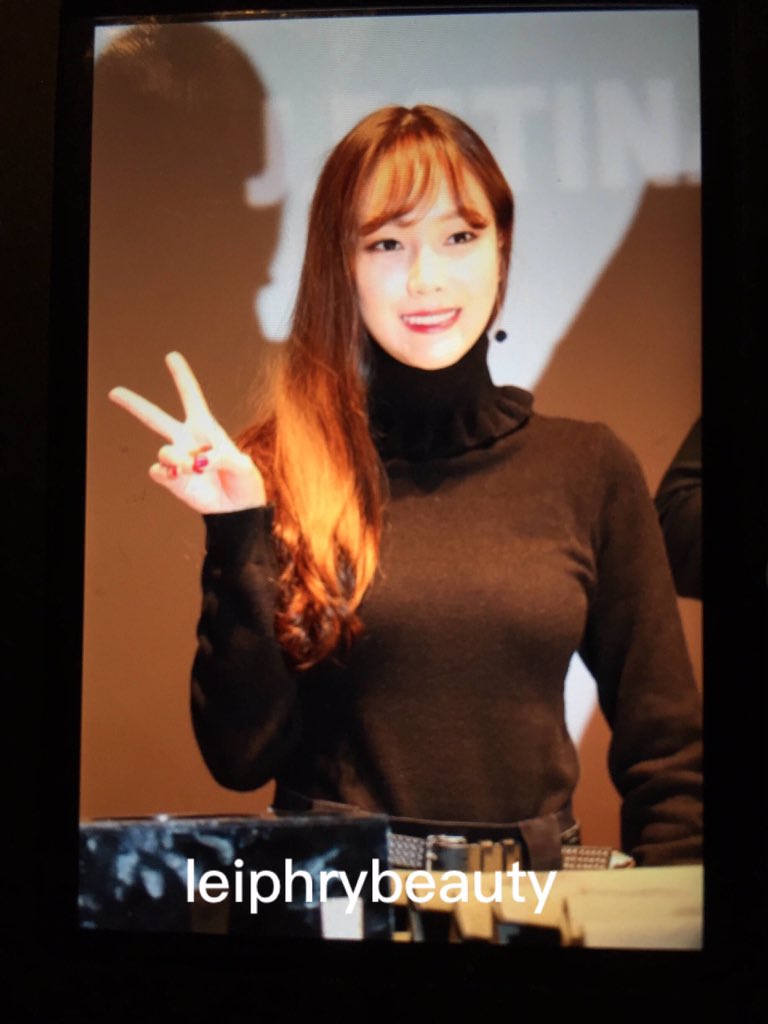 [PIC][07-11-2015]Jessica tham dự buổi Fansign cho dòng mỹ phẩm "J.ESTINA RED" tại "Myeongdong Lotte Cinema" vào chiều nay CTNnSUaUYAEBbIK