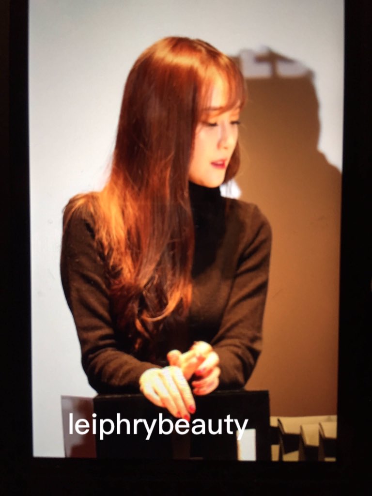 [PIC][07-11-2015]Jessica tham dự buổi Fansign cho dòng mỹ phẩm "J.ESTINA RED" tại "Myeongdong Lotte Cinema" vào chiều nay - Page 4 CTNnSV7VEAIM2H5