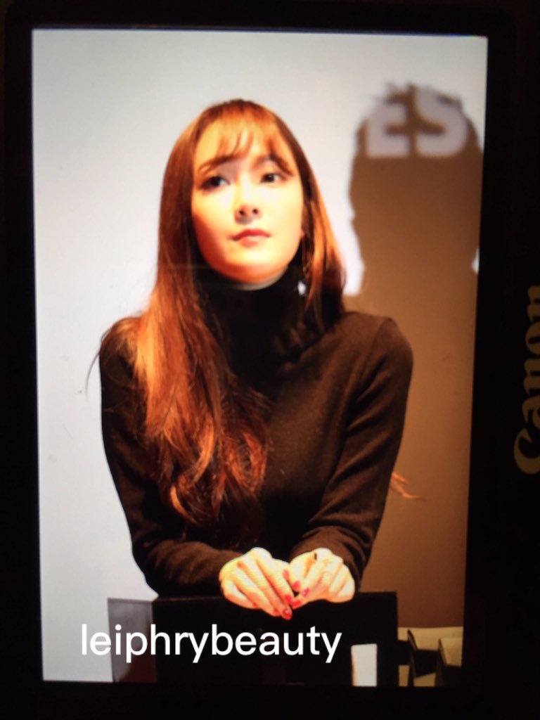 [PIC][07-11-2015]Jessica tham dự buổi Fansign cho dòng mỹ phẩm "J.ESTINA RED" tại "Myeongdong Lotte Cinema" vào chiều nay CTNnSXzUcAEhv1E