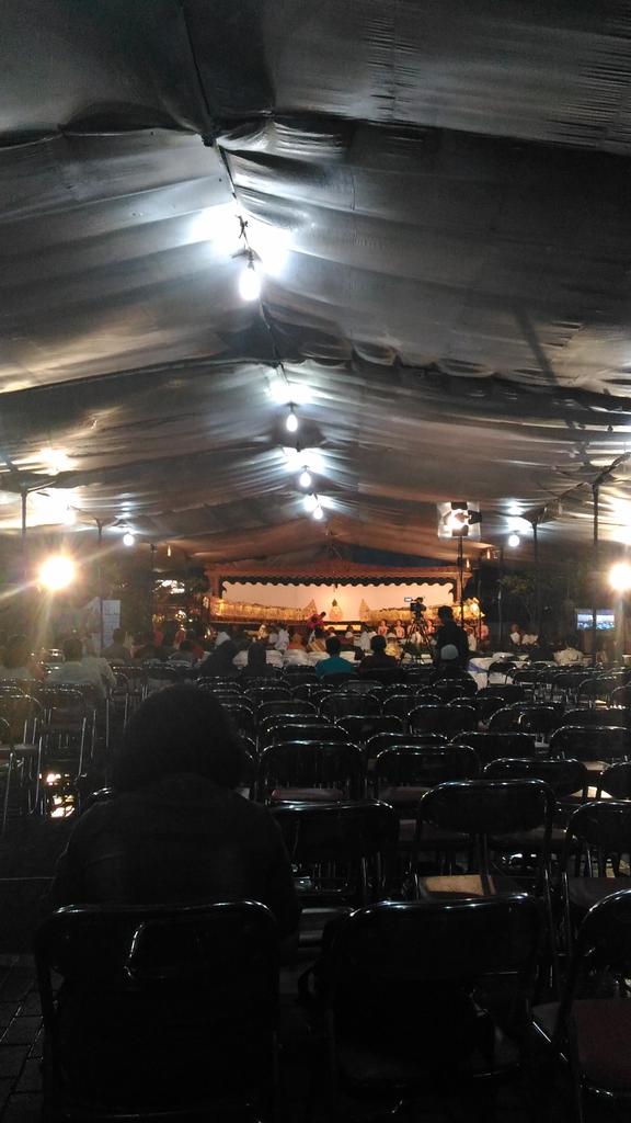 Habis hujan deras, pergelaran wayang kulit di <a href="/udinus_admisi/">Daftar Udinus</a> <a href="/infodinus/">Info Dinus</a> menyambut kehadiran #menristekdikti