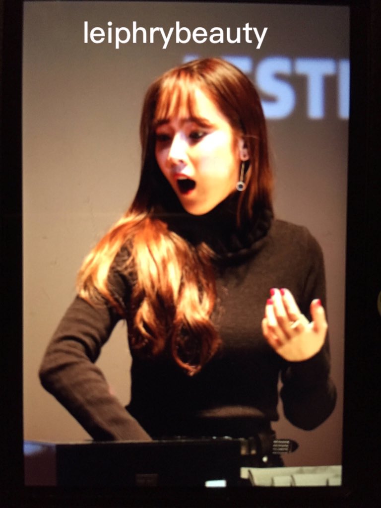[PIC][07-11-2015]Jessica tham dự buổi Fansign cho dòng mỹ phẩm "J.ESTINA RED" tại "Myeongdong Lotte Cinema" vào chiều nay - Page 2 CTNnXRYUEAAbYoI