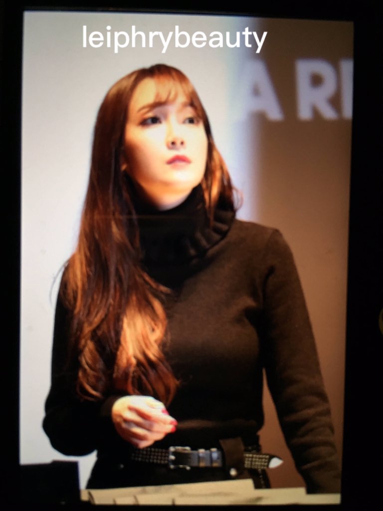 [PIC][07-11-2015]Jessica tham dự buổi Fansign cho dòng mỹ phẩm "J.ESTINA RED" tại "Myeongdong Lotte Cinema" vào chiều nay - Page 2 CTNnXTnUcAQfkWi