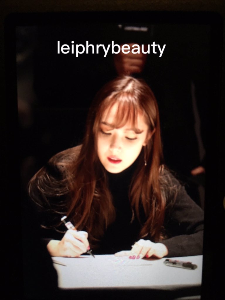 [PIC][07-11-2015]Jessica tham dự buổi Fansign cho dòng mỹ phẩm "J.ESTINA RED" tại "Myeongdong Lotte Cinema" vào chiều nay - Page 4 CTNnXU4UwAEfYaO