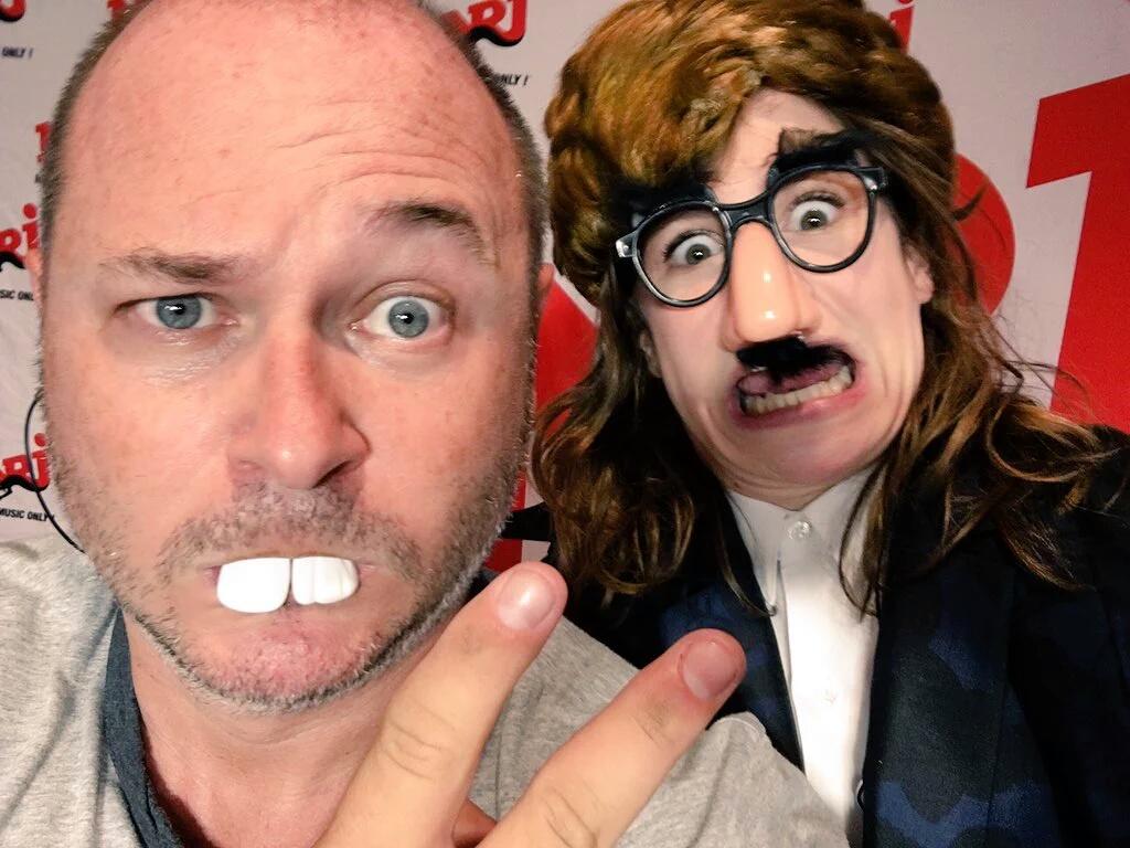 Angeliquemoro's tweet photo. @cauetofficiel @QueensChristine Vos selfies sont toujours très...swag 😂 😘 https://t.co/viE2zo2X8P