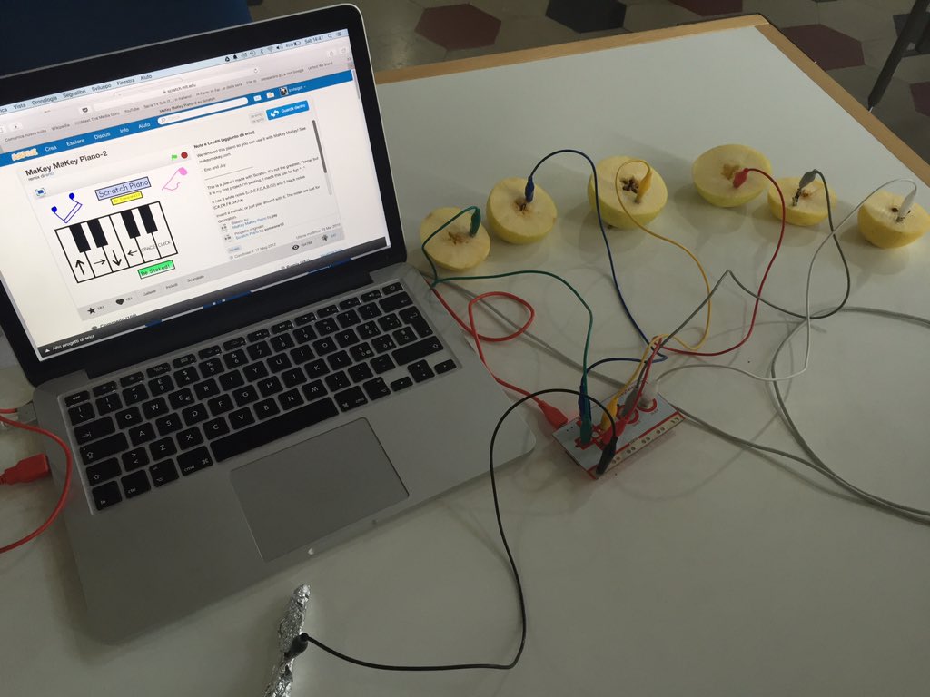 invisigot's tweet image. Nerd di tutto il mondo unitevi! @CoderDojoUpTo @TheJoyLabz #coderdojo #makeymakey