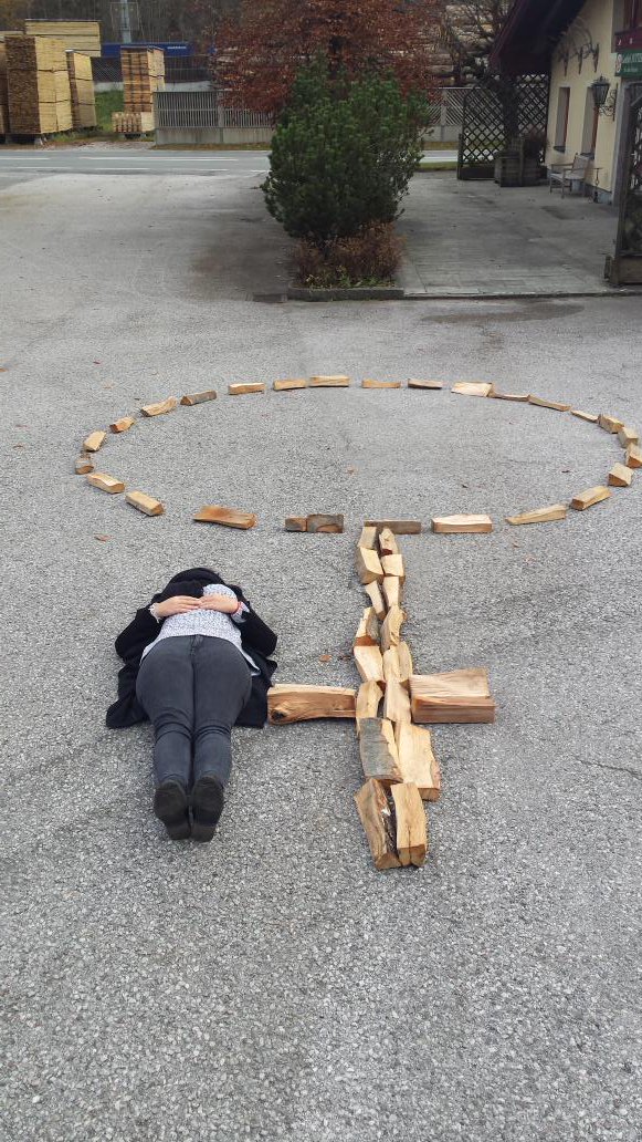 okchrisi's tweet photo. das Frauen*zeichen der #timecostructors ist 3m×5m groß #orgteamlove #startuprace #startup15 https://t.co/UogH8ckYjC