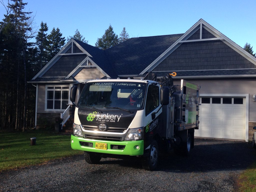 TheArtofJunk's tweet photo. Beautiful autumn day house clear out - in and out in 30 minutes. #junkery #fallriver #Halifax https://t.co/LE9fHPQJie