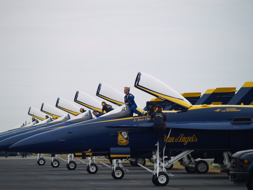 BREAKING: <a href="/BlueAngels/">Blue Angels</a> to fly final flight demonstration of 2015 at 11:30 today. 11:30!!