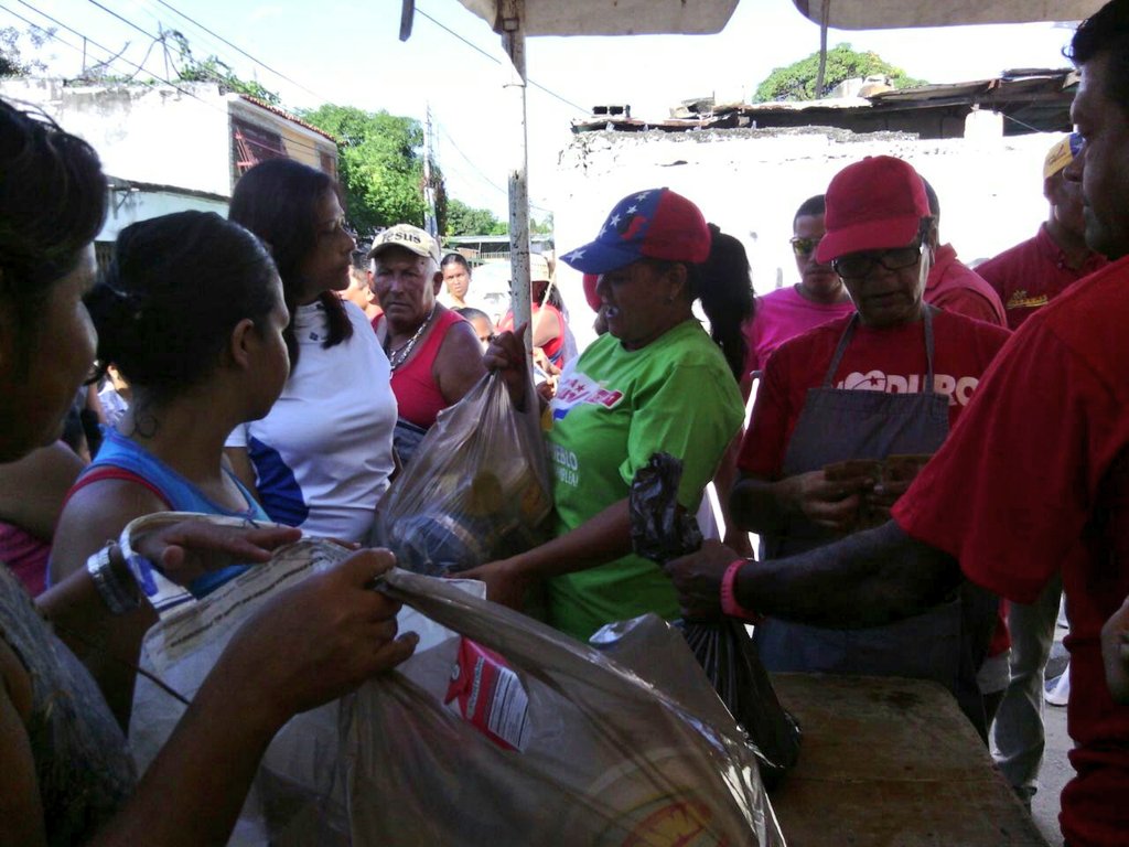 apuertocabello's tweet photo. Muy temprano inició la jornada de alimentos Casa a Casa encabezada por la diputada @MiriamPsuv en Bartolomé Salom https://t.co/wwG03GHXsK