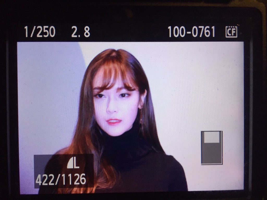 [PIC][07-11-2015]Jessica tham dự buổi Fansign cho dòng mỹ phẩm "J.ESTINA RED" tại "Myeongdong Lotte Cinema" vào chiều nay - Page 2 CTNxHIMUsAAAVWQ