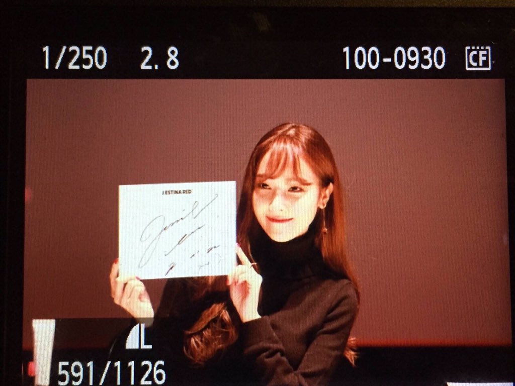 [PIC][07-11-2015]Jessica tham dự buổi Fansign cho dòng mỹ phẩm "J.ESTINA RED" tại "Myeongdong Lotte Cinema" vào chiều nay - Page 2 CTNxOP6VEAEcVym