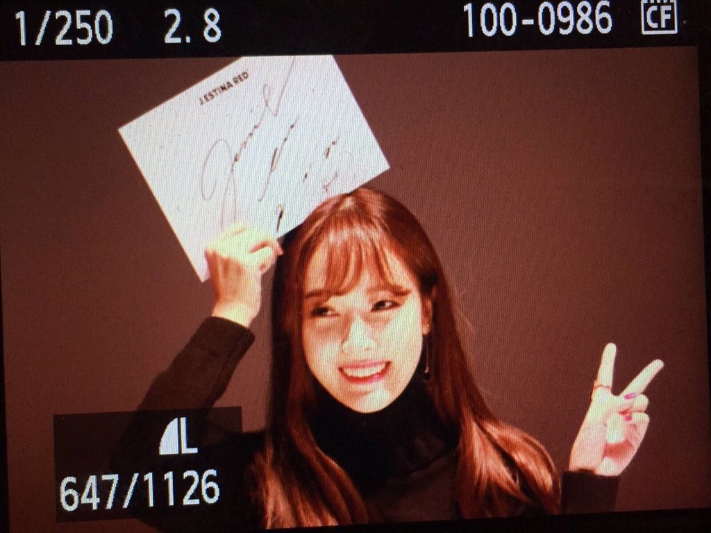 [PIC][07-11-2015]Jessica tham dự buổi Fansign cho dòng mỹ phẩm "J.ESTINA RED" tại "Myeongdong Lotte Cinema" vào chiều nay CTNxORMUAAAyTlE