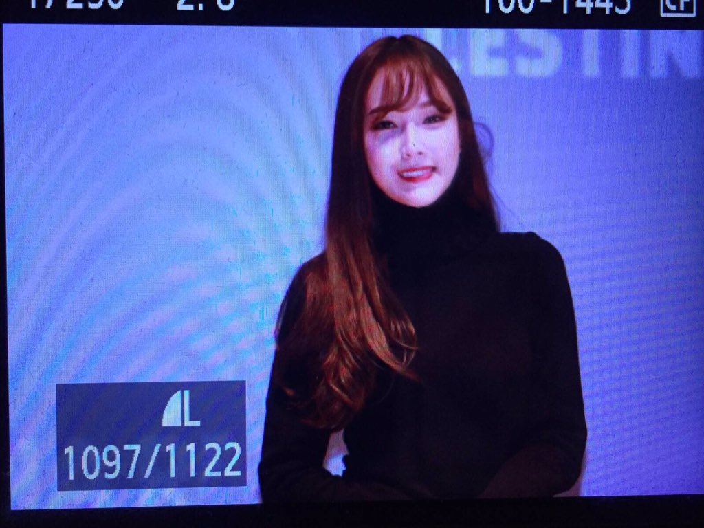 [PIC][07-11-2015]Jessica tham dự buổi Fansign cho dòng mỹ phẩm "J.ESTINA RED" tại "Myeongdong Lotte Cinema" vào chiều nay - Page 2 CTNxkGzUsAE89ED