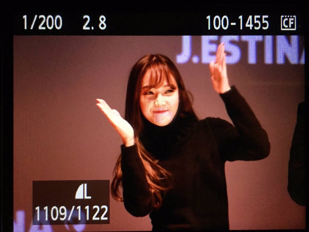 [PIC][07-11-2015]Jessica tham dự buổi Fansign cho dòng mỹ phẩm "J.ESTINA RED" tại "Myeongdong Lotte Cinema" vào chiều nay - Page 2 CTNxpNZUwAAfrJA
