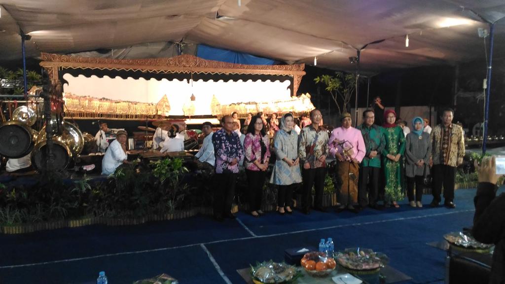 Civitas Akademik <a href="/infodinus/">Info Dinus</a> bersama ketua kopertis &amp; kementrian ristekdikti nonton bareng #wayang