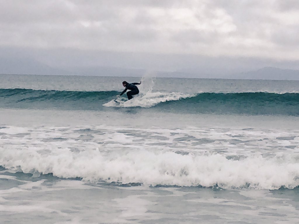 Hangin' 10 w/ Anthony <a href="/BundoranSurfco/">Bundoran Surf Co.</a> on world's 1st 4pc. PLA #3dprinted #surfboard at #surfsummit #gigabot #ireland