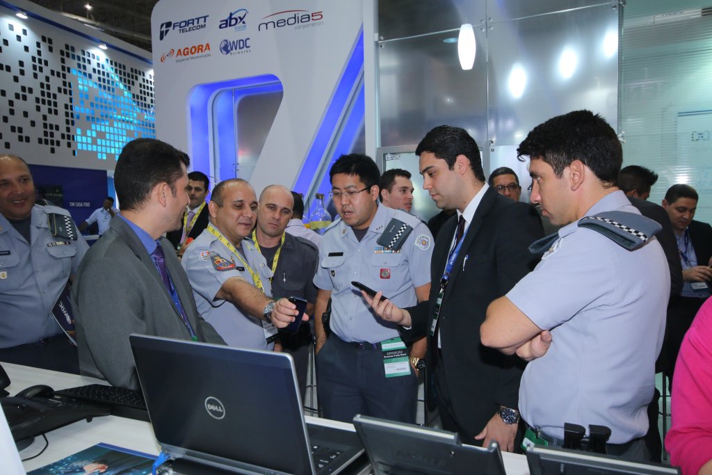 Mitel's tweet photo. One of our customers, Policia Militar, visited us and checked out a few demos at #Futurecom2015 https://t.co/zEUNIZ8mjD