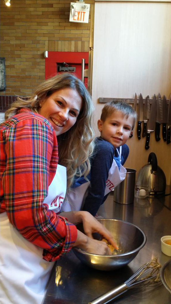 CantonCathy's tweet photo. Awesome teamwork going on here @keepitbeautifu1 #streamteam #bakingbootcamp @uecooks @Netflix_CA #TooCuteforWords https://t.co/cvg8nMj8t0