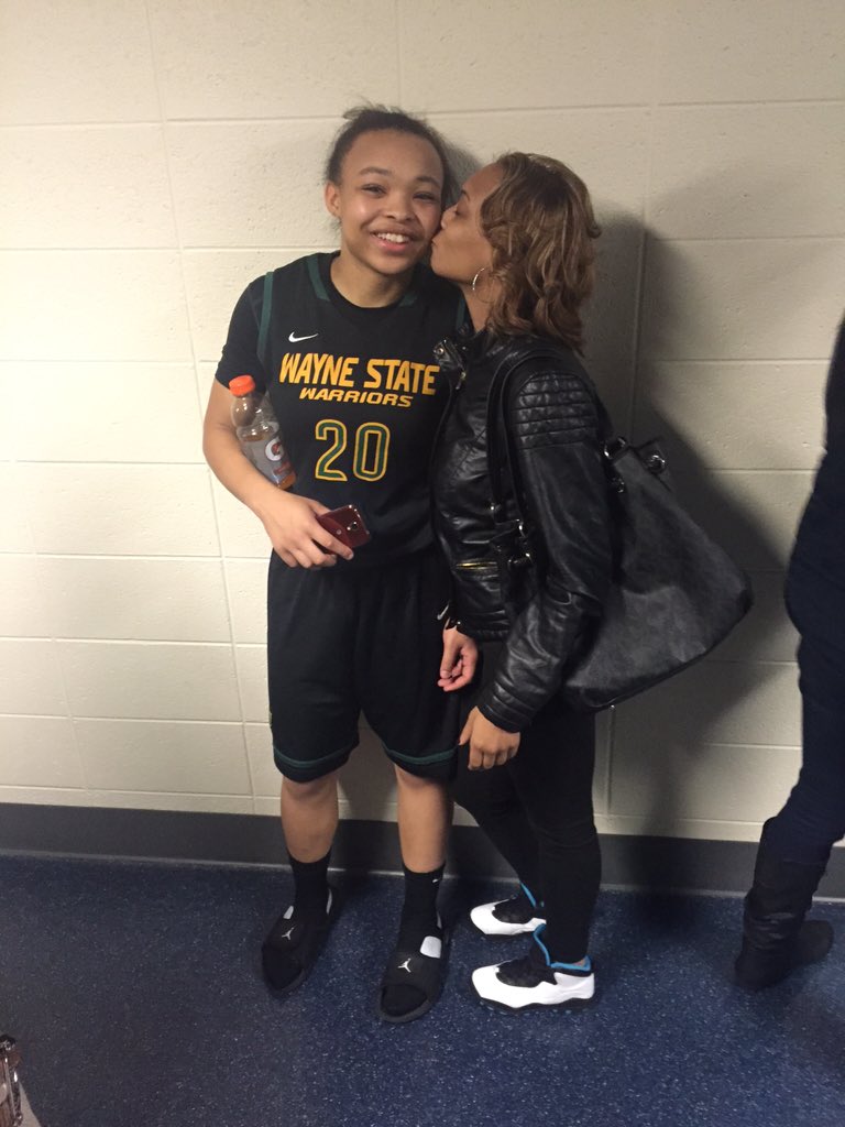 _MsAjaD's tweet image. 1st college career game Vs #2Notre Dame 7 pts... 2 asst.. 2 rebounds..I see u FRESHMAN @__IndiaSymone23