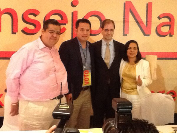 politicomx's tweet photo. De manera oficial @abasave y @Beatriz_Mojica se registran como fórmula de candidatos a dirigir al @PRDmexico https://t.co/glE4UobpVm