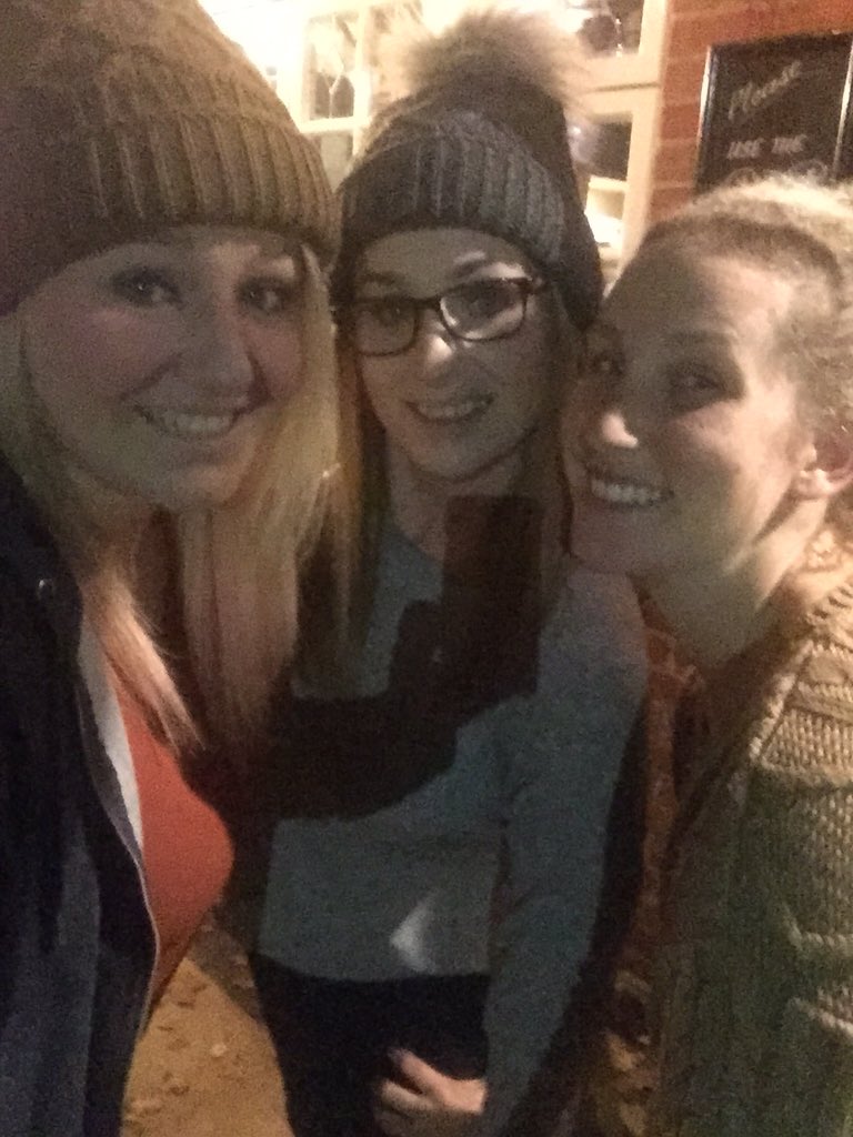 SGHodge91's tweet photo. #SisterSister #SurpriseVisit #FamilyTime https://t.co/fyvYb0Obqf