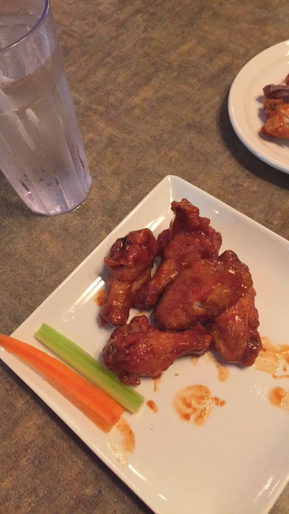 cc2low's tweet photo. Wings are a great source of protein, but also fat... #URwhatUtwEat @UWAlexTA #Medium https://t.co/dU8BgT1plD