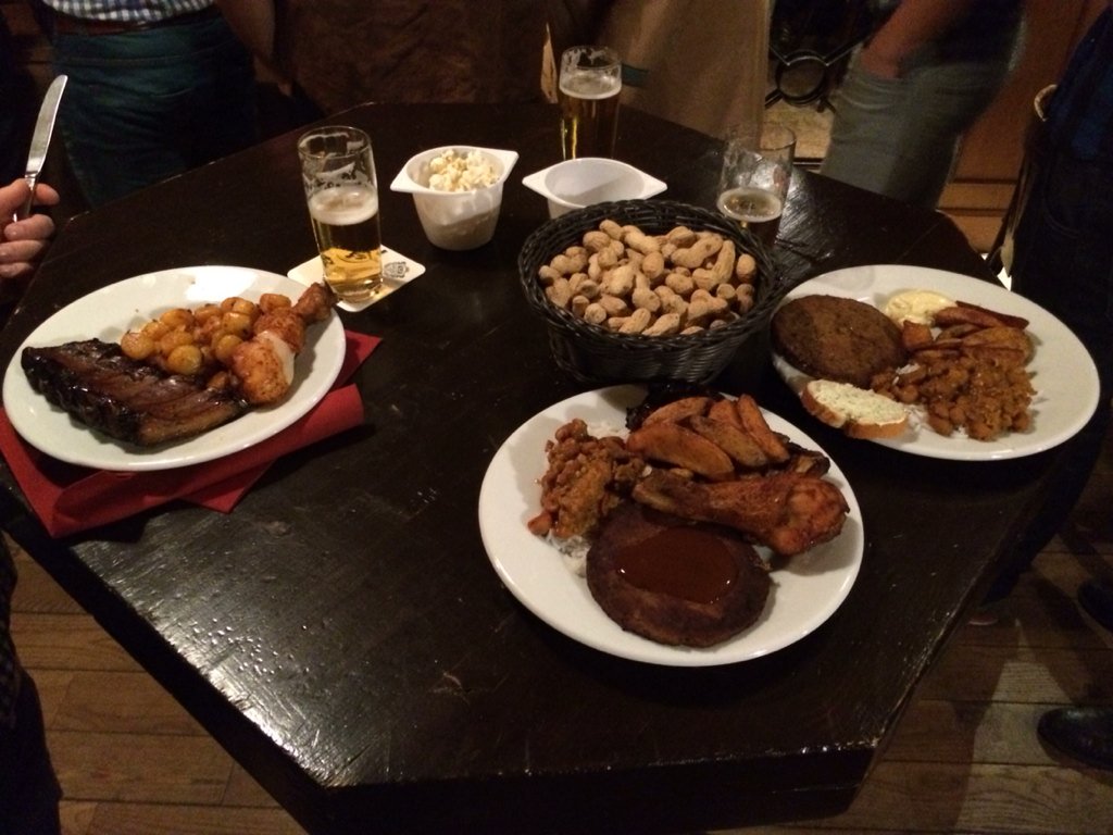 Laupend buffet met biëstig vuul vleis!!  #Caecilia #JKBvdG #SaloonJuliana #StraksMetTPaerdNaorDeHut