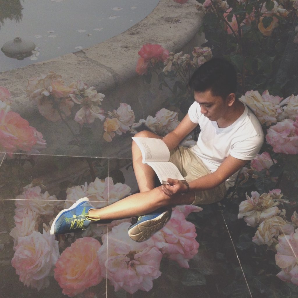 ClydeBaltar's tweet photo. #floral #florae #roses #faded https://t.co/ZgBnXSxYA6