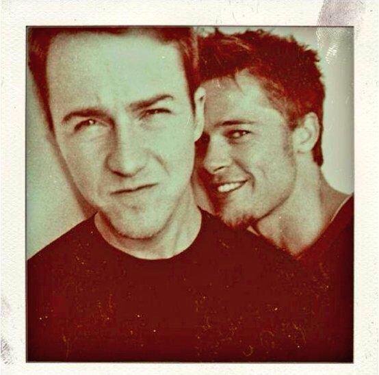 Foto_Historia's tweet photo. Brad Pitt y Edward Norton en el set de "El Club de la Pelea", 1999. https://t.co/3Fnz8GSsRV