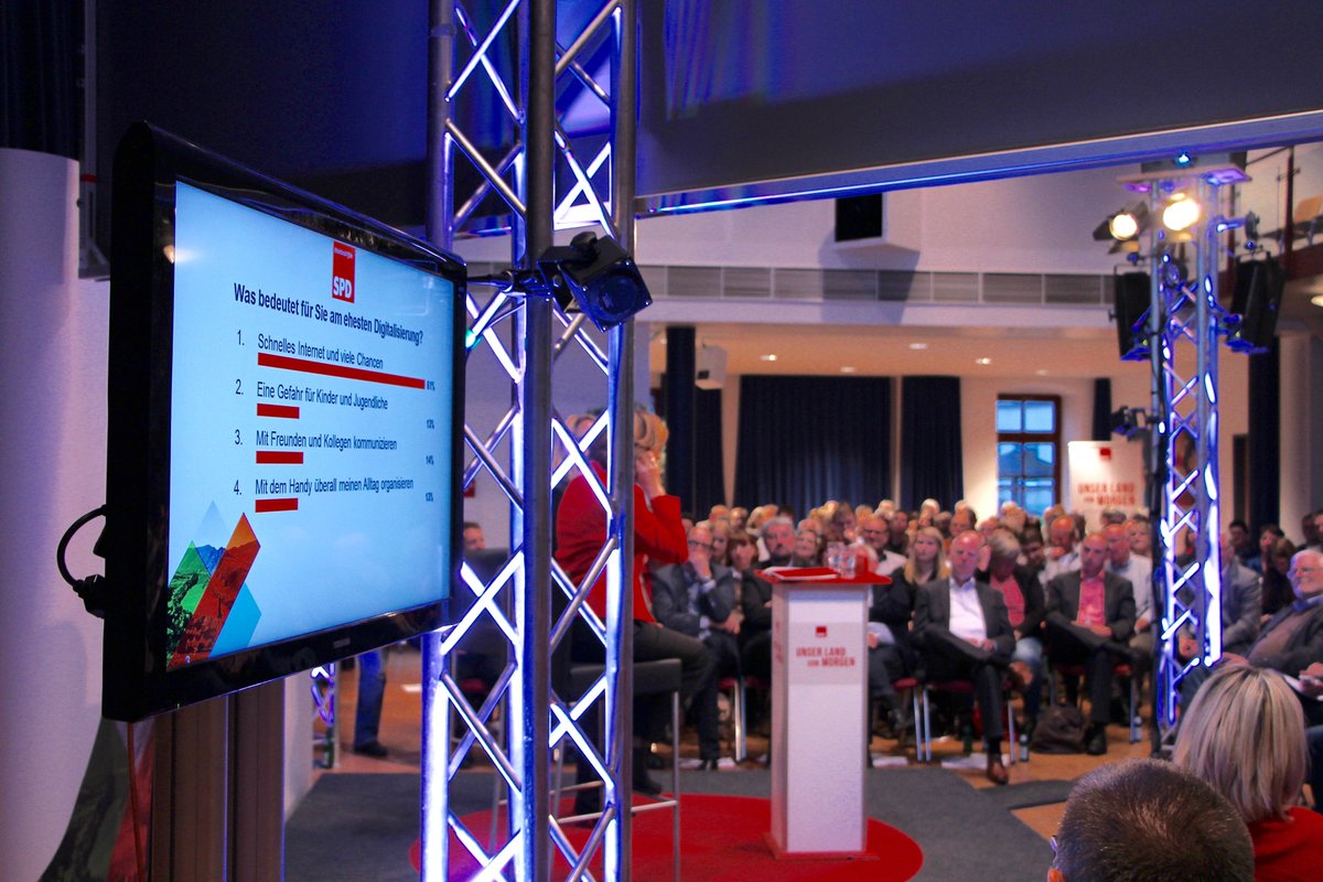 spdrlp's tweet photo. Mitmachen wird auch heute wieder groß geschrieben! Mithilfe von TEDs bestimmen die Anwesenden das Thema. #ULVM https://t.co/UvM1hjKFEH