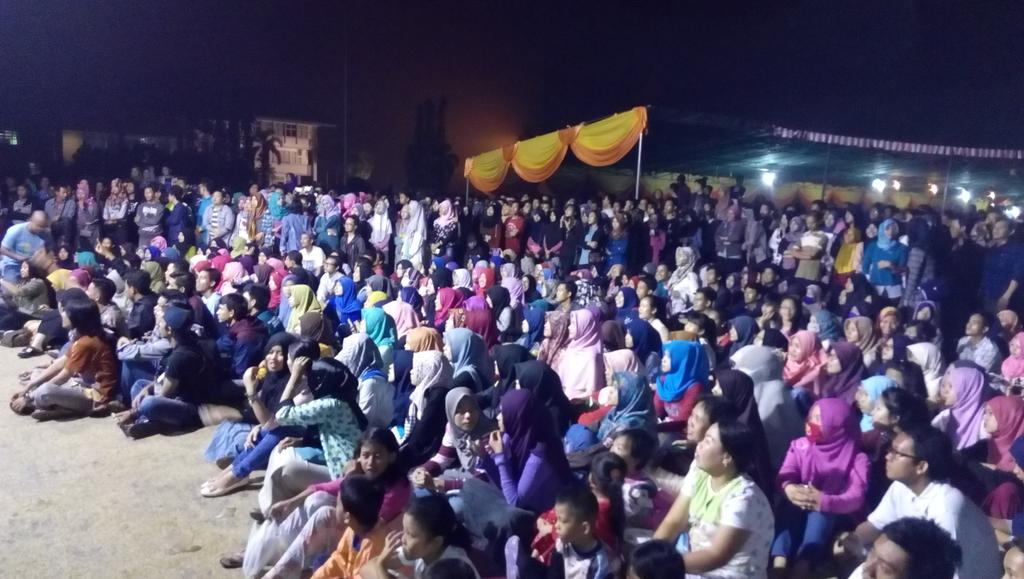 Antusias penonton tetap luar biasa menunggu detik2 Pesta kembang api #Pesta rakyat 2015 #selasar2015