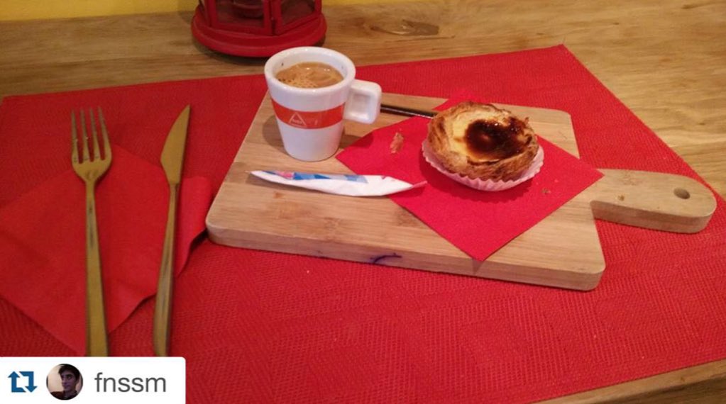 Simple. Efficace. Délicieux. Bonne journée! ☀️🍴☕️🇵🇹#pasteldenatas #café #VieuxMTL #HelenaLoureiro <a href="/LoureiroHelena/">helena loureiro</a>