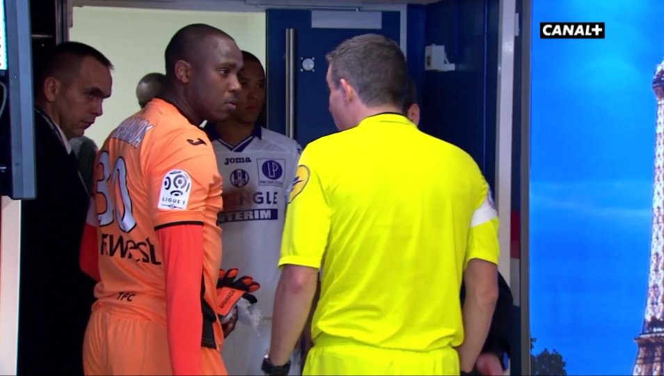 WinamaxSport's tweet photo. "- Non mais je peux pas te laisser jouer comme ça.
- C'est mon maillot ?
- Non, ton niveau." #PSGTFC https://t.co/B5EGEsuniw