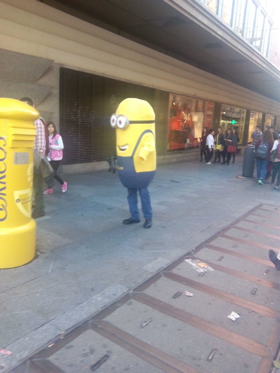 Al_Lopez8's tweet photo. En la calle Preciados un miniom intentando ligar con un buzón, que pena :( https://t.co/t2XEltEfXY