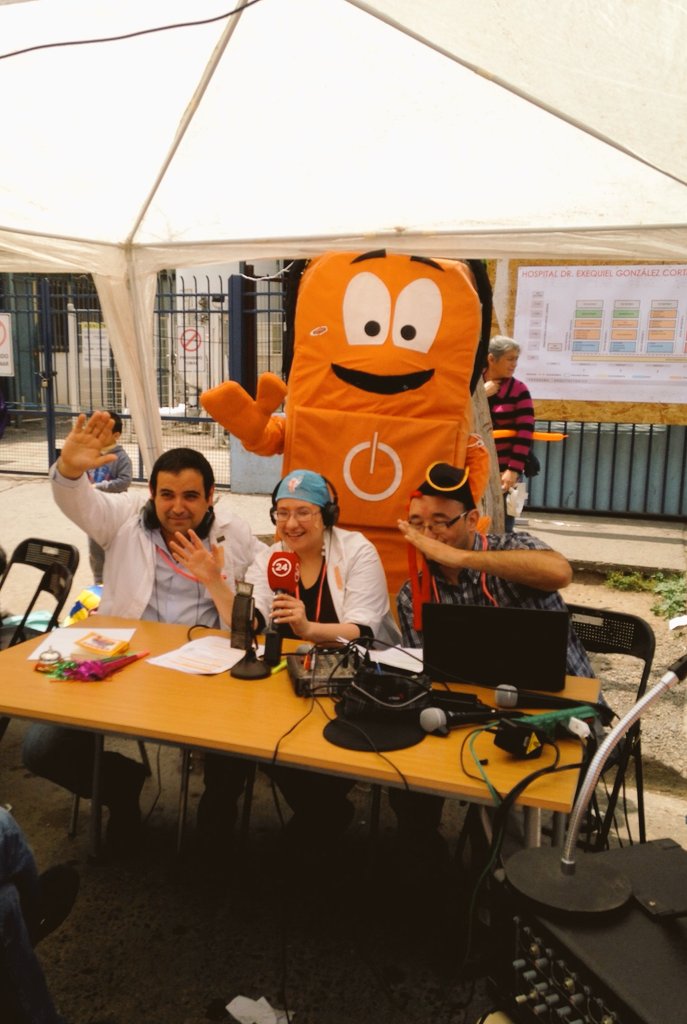 Equipo Radio Parche Curita en <a href="/hospitalabierto/">hospitalabierto</a> 2015 <a href="/TVN/">TVN</a> Cc @DPchelo <a href="/MoralesOlate/">M°Victoria Morales</a> <a href="/ReinaldOlivares/">Reinaldo Olivares ®</a> <a href="/Verovilches/">verovilches</a> 🎤🎧🏥