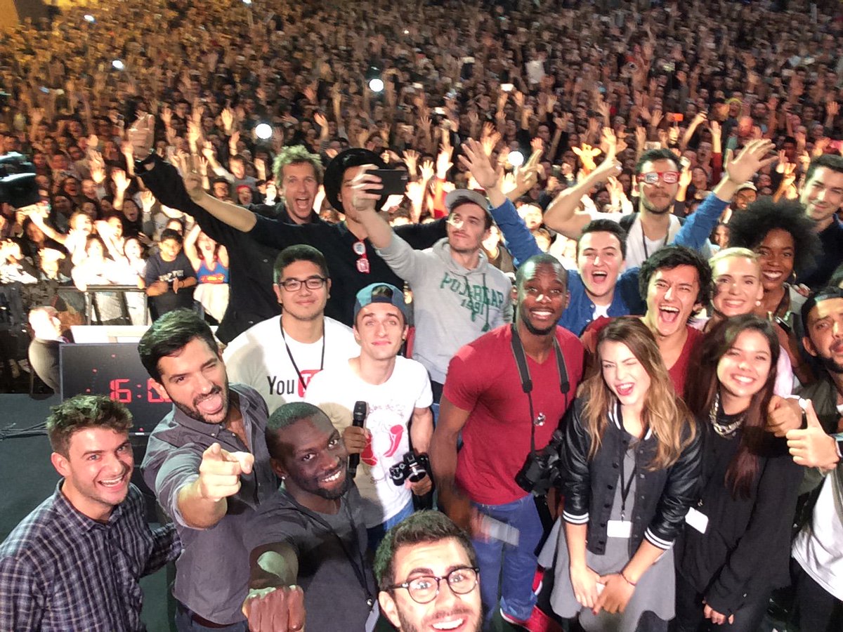 Un max de RT pour le selfie des YouTubeurs lauréats de #VCP2015 ! Battons des records ! 😃 #YouTubeVideoCity