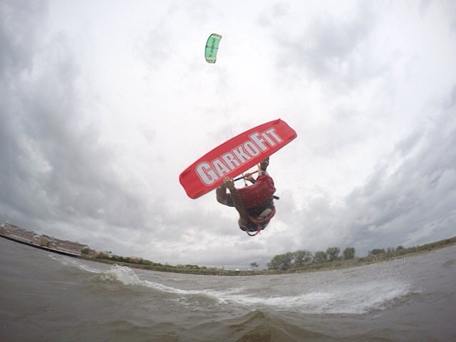 KITEMANNYC's tweet photo. It's all about that GRAB lol. #kitemannyc #dariuszgarko #NobileKiteboarding #NYCkiteboarding #kitesurfing https://t.co/FGd5ccoPdN