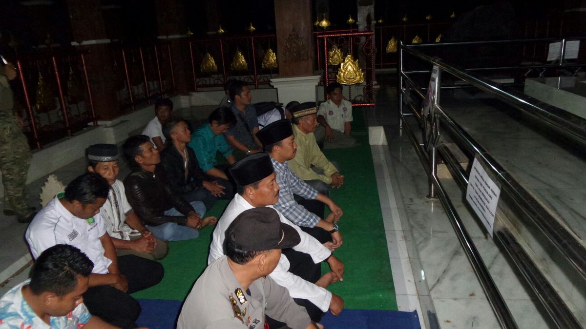 KEMENPORA_RI's tweet photo. Malam ini bpk @imam_nahrawi melakukan ziarah ke makam Geusan ulun. https://t.co/Nf4kb2N2Ch