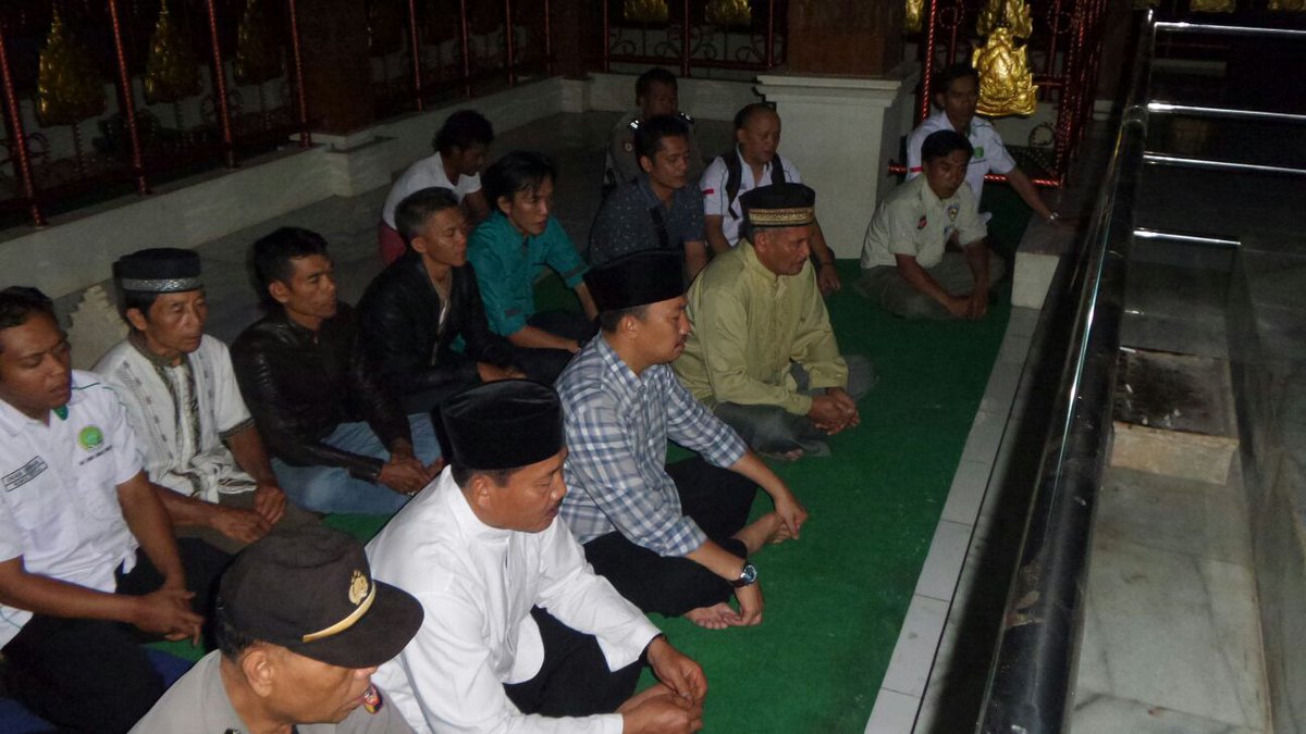 KEMENPORA_RI's tweet photo. Malam ini bpk @imam_nahrawi melakukan ziarah ke makam Geusan ulun. https://t.co/Nf4kb2N2Ch