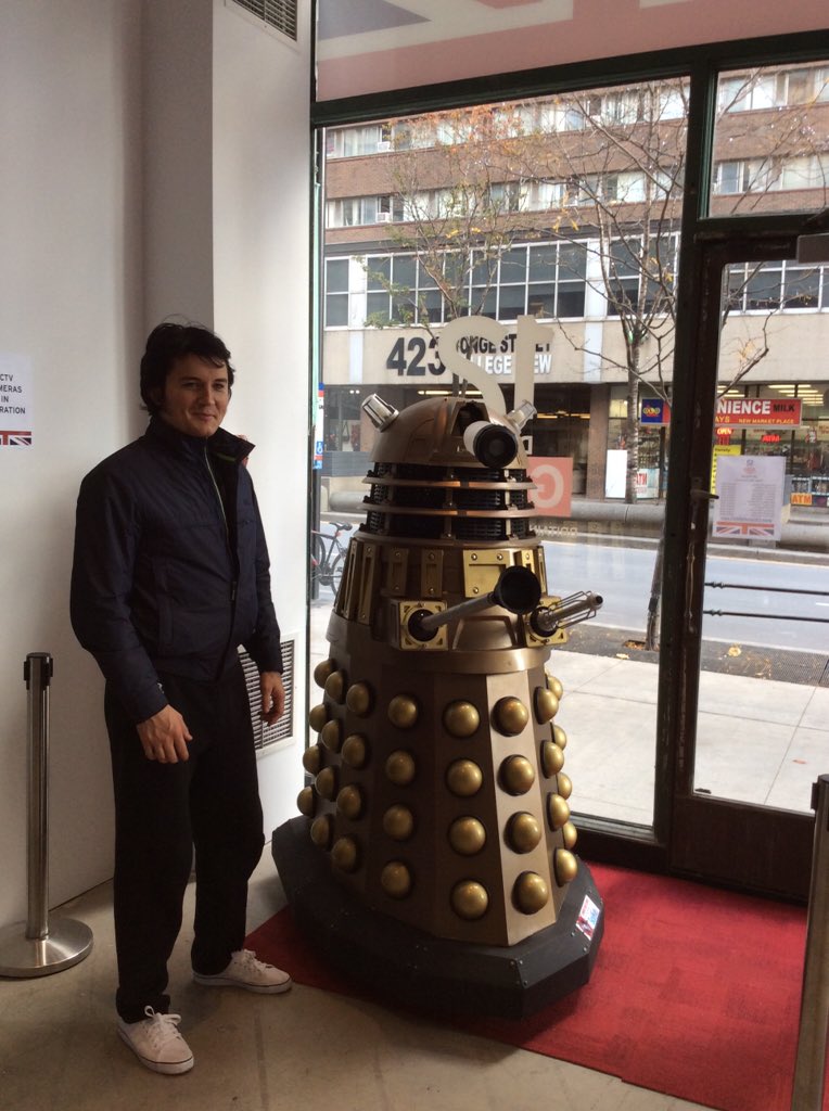GildaCarbone's tweet photo. @DrWhoSociety British Elvis impersonator @BenPortsmouth1 dropped by #UKHouse #Toronto #12DaysofGREAT https://t.co/Y7zWvhx5zH