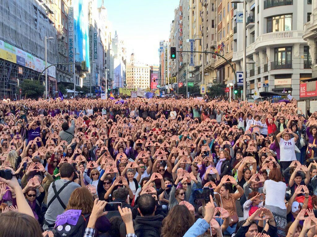 Isabel_Franco_'s tweet photo. Ya en 2015 y aun exigiendo #igualdad
No pararemos hasta conseguirla.
#7NFeminista 
Ni una menos. Mismos derechos. https://t.co/9yZ94odwB8