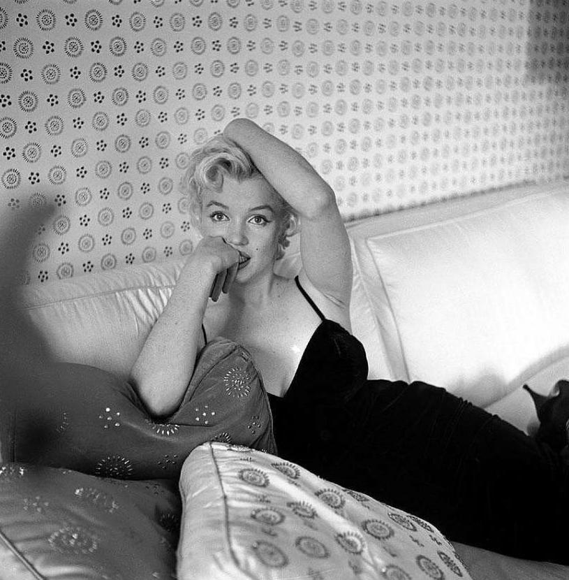 hipst_eria's tweet photo. "She leaps on the sofa".
MM by Cecil Beaton, Hotel Ambassador, NY 1956. https://t.co/VGuXqmcWMt