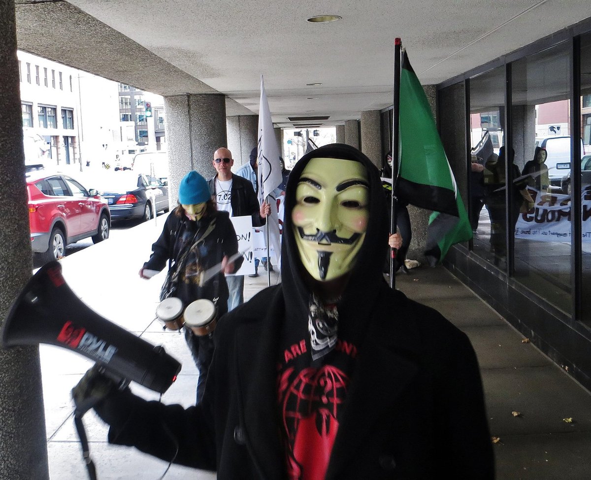 MillionMaskMN's tweet photo. #MMM2015 @ZanonFawkes https://t.co/Ij6D0Vw95S