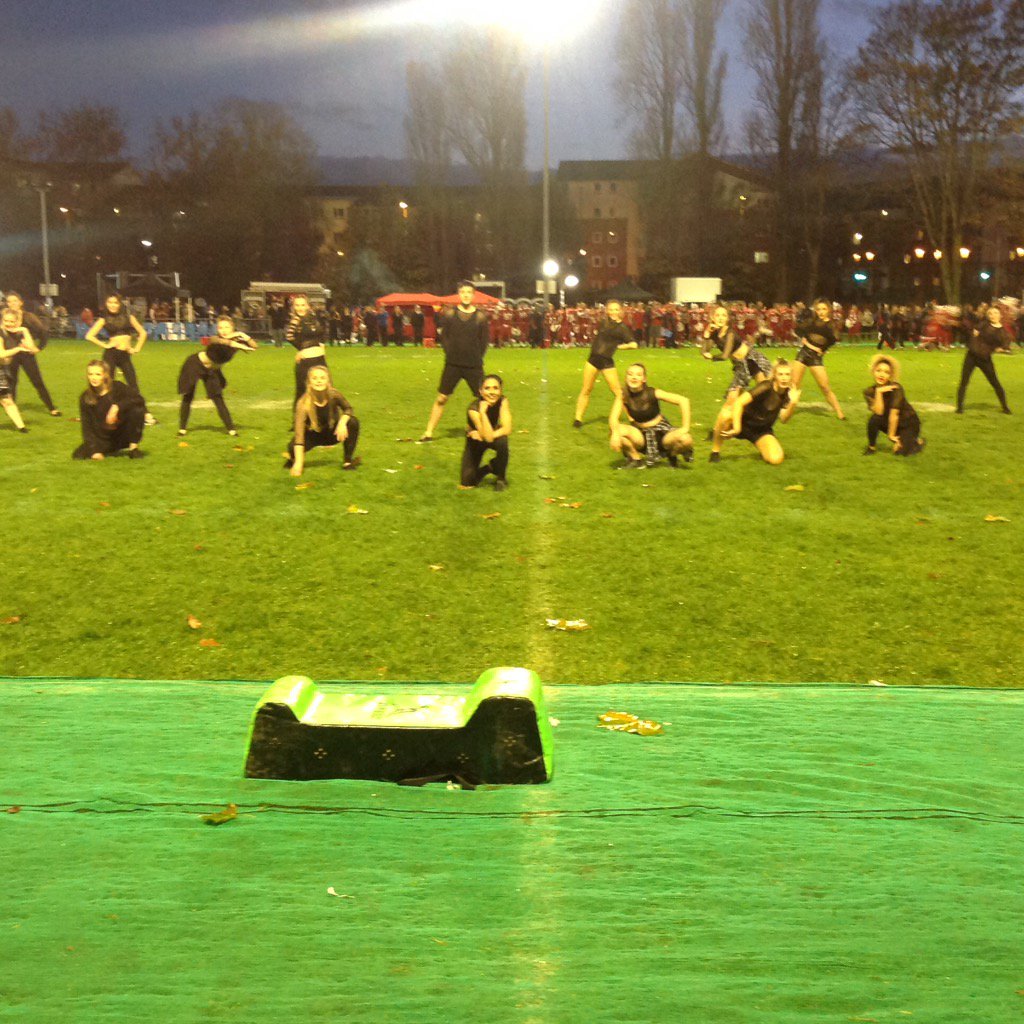 Amazing performance from the <a href="/UOBDanceSquad/">UOB Dance Squad</a> at quarter-time! #xpLosION15