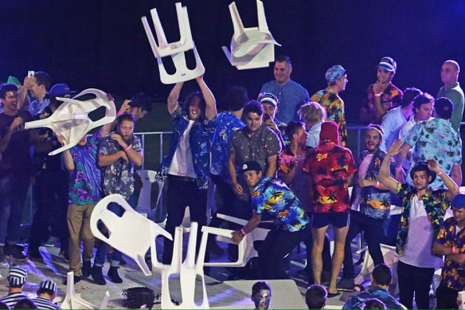Carococo4's tweet photo. Show your love
Throw a chair!
I love you too Justin Bieber 😂❤️ #ChairParty https://t.co/JWKpk2BZAQ
